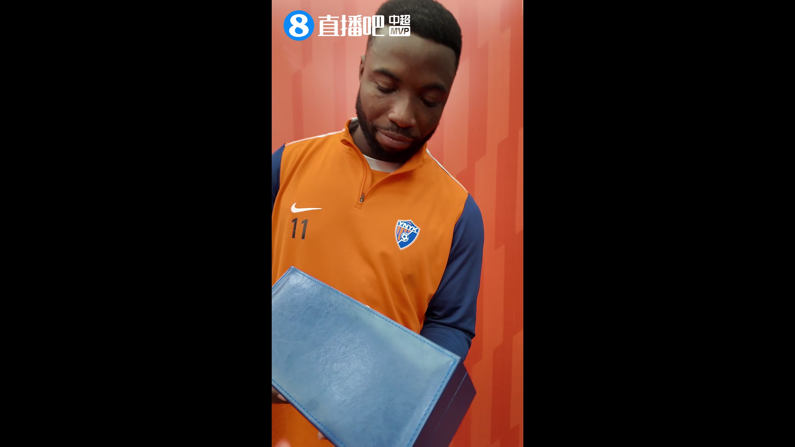 挺标准的!奥斯卡接受直播吧颁奖,用中文说:直播吧,快人一步